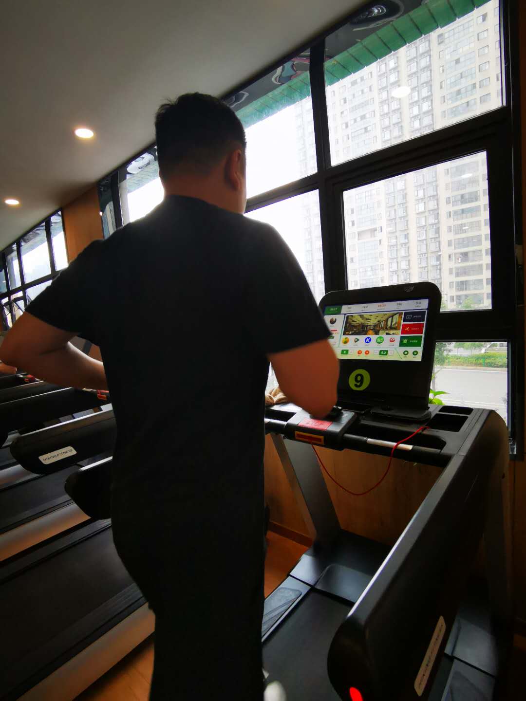 控制系统与智能APP成智慧健身馆亮点。长沙晚报掌上长沙全媒体记者 宁莎鸥 摄